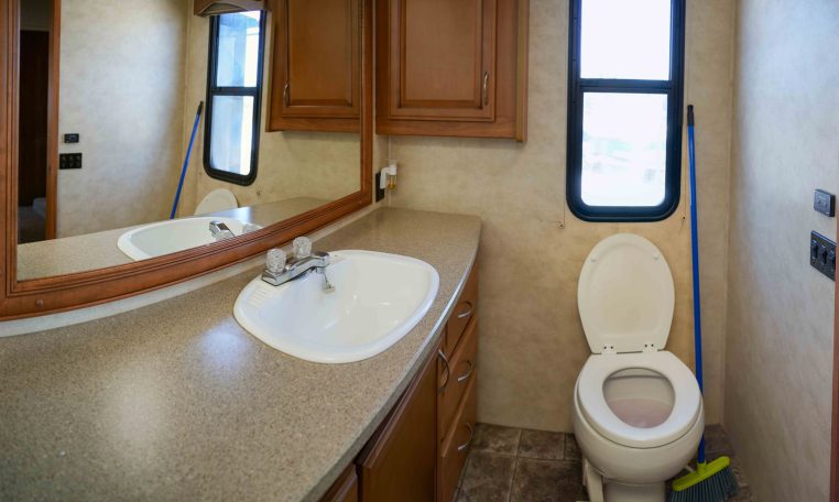 2012 FLEETWOOD BOUNDER CLASSIC  36R Triple Slide / 3 BED/2 BATH