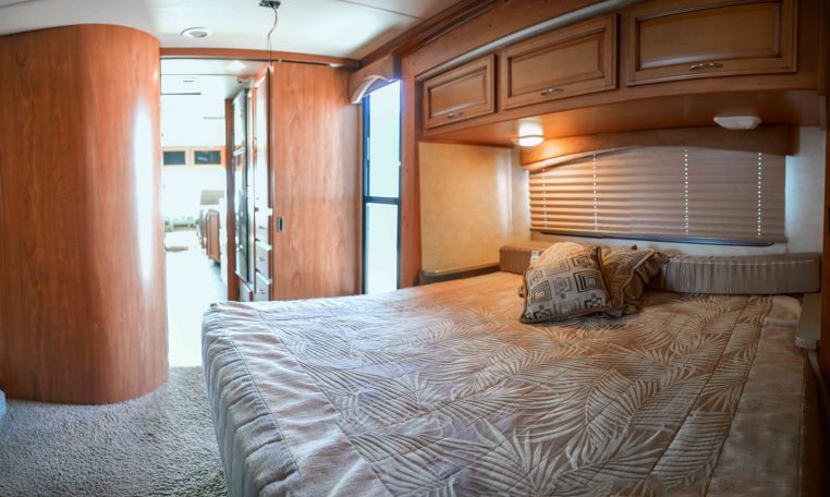 2012 FLEETWOOD BOUNDER CLASSIC  36R Triple Slide / 3 BED/2 BATH