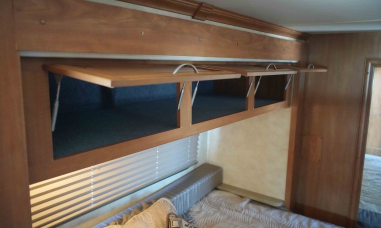 2012 FLEETWOOD BOUNDER CLASSIC  36R Triple Slide / 3 BED/2 BATH