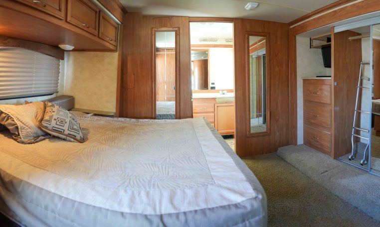 2012 FLEETWOOD BOUNDER CLASSIC  36R Triple Slide / 3 BED/2 BATH