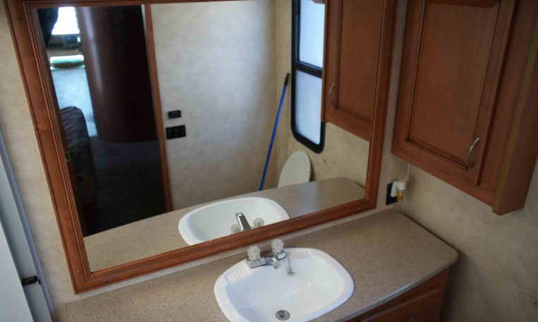 2012 FLEETWOOD BOUNDER CLASSIC  36R Triple Slide / 3 BED/2 BATH