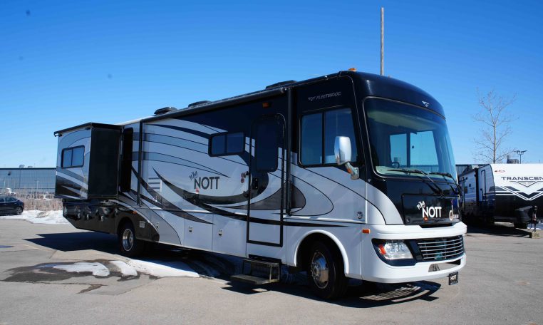 2012 FLEETWOOD BOUNDER CLASSIC  36R Triple Slide / 3 BED/2 BATH