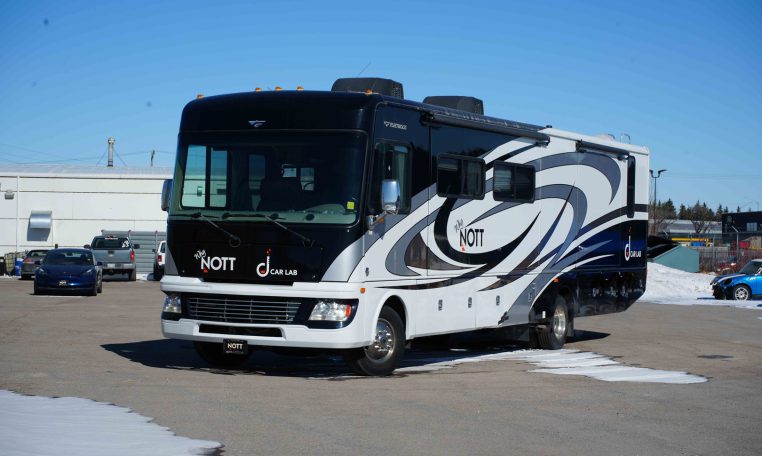 2012 FLEETWOOD BOUNDER CLASSIC  36R Triple Slide / 3 BED/2 BATH