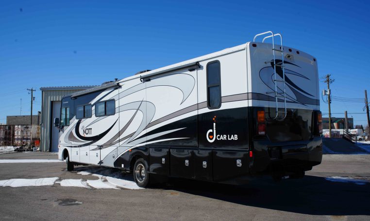 2012 FLEETWOOD BOUNDER CLASSIC  36R Triple Slide / 3 BED/2 BATH