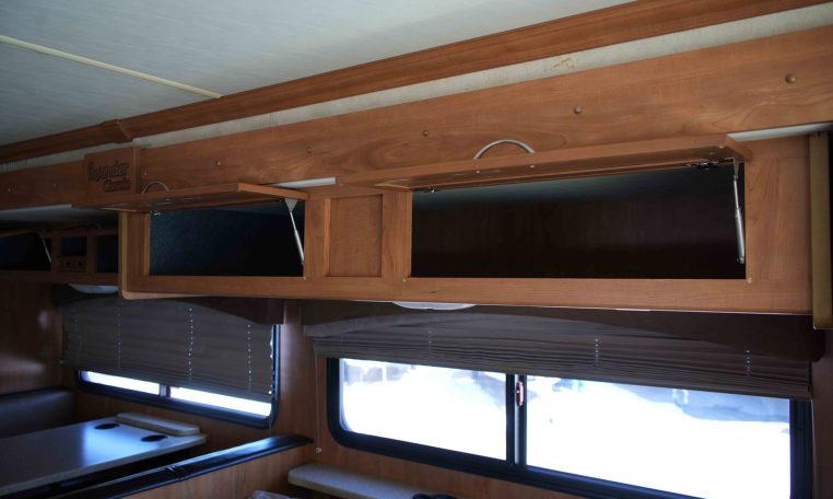 2012 FLEETWOOD BOUNDER CLASSIC  36R Triple Slide / 3 BED/2 BATH